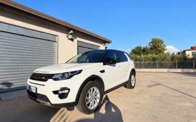 Land Rover Discovery Sport bianca con tetto nero, vista anteriore a tre quarti