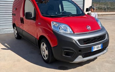 Fiat Fiorino Adventure rosso attrezzato, vista anteriore a tre quarti