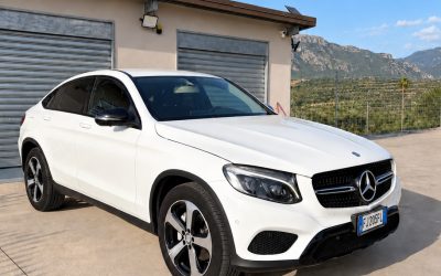 Mercedes-Benz GLC Coupé bianca, vista anteriore a tre quarti