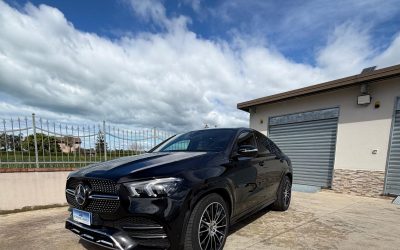 Mercedes-Benz GLE 350 de Coupé nera, vista anteriore a tre quarti