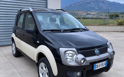 Fiat Panda Cross 4x4 nera, vista anteriore a tre quarti