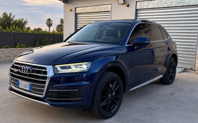 Audi Q5 blu, vista anteriore a tre quarti