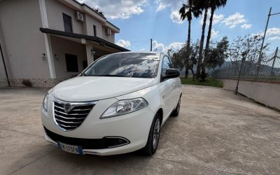 Lancia Ypsilon bianca GPL di fabbrica, vista anteriore a tre quarti
